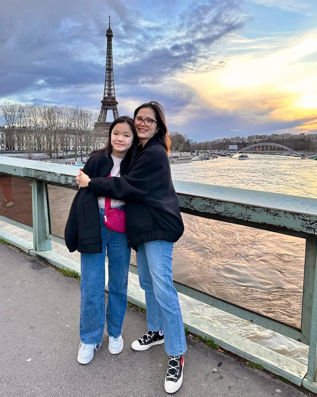 Dù đã rút khỏi giới giải trí nhưng Vân Anh vẫn được công chúng quan tâm. Trên trang cá nhân, người đẹp thường xuyên đăng tải khoảnh khắc hạnh phúc bên gia đình. Tuy nhiên, cô ít khi chia sẻ về ông xã đã gắn bó gần 20 năm để giữ gìn sự riêng tư. 