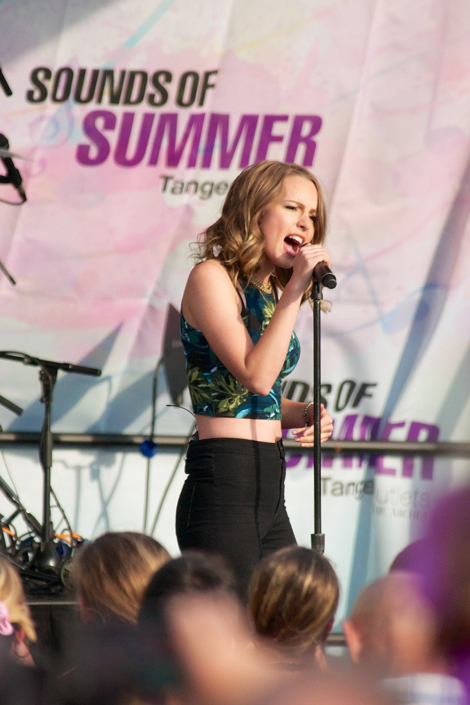 Ngoài diễn xuất, Bridgit Mendler còn có đam mê với ca hát