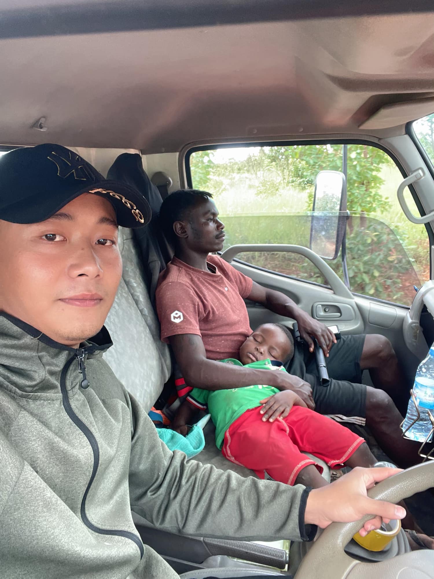 Cậu nhóc rất thân thiết với 