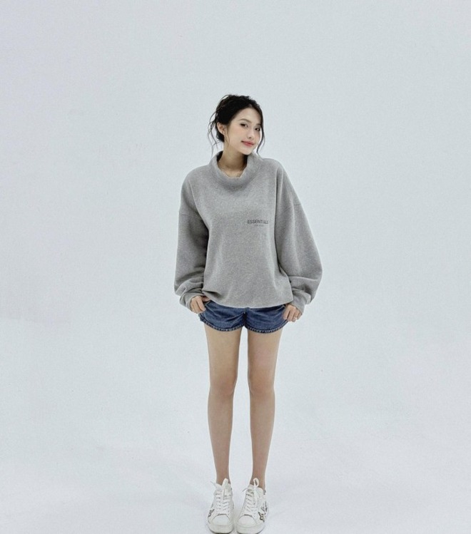 Hình ảnh mới nhất của Doãn Hải My gây chú ý vì đôi chân thon dài miên man.