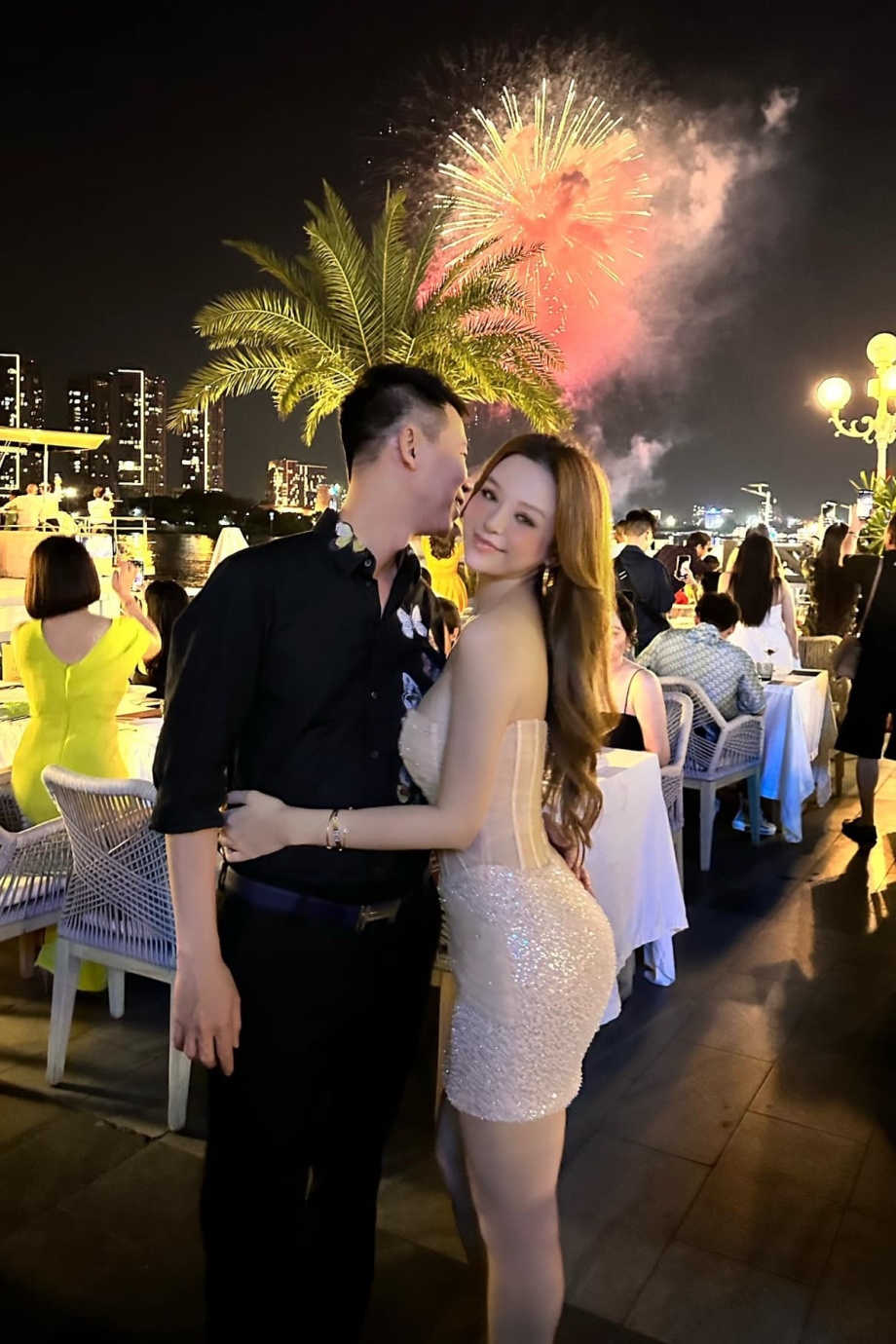 Người đẹp 8x khéo flex việc ông xã chăm bẵm từ khi kết hôn, còn tự tay ủi đồ cho cô