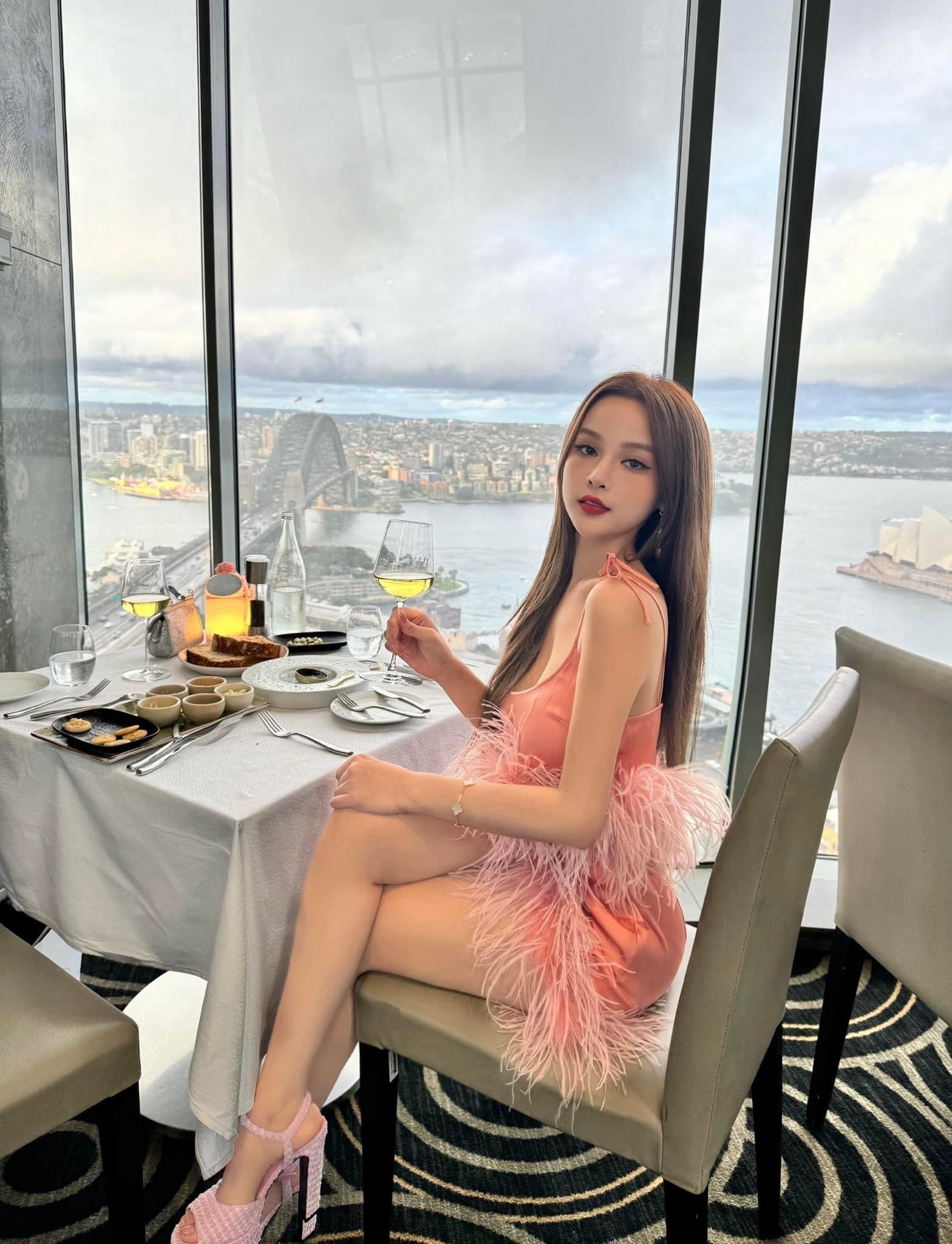 Huyền Baby và ông xã đang đi du lịch mừng kỷ niệm hơn 10 năm kết hôn ở Úc