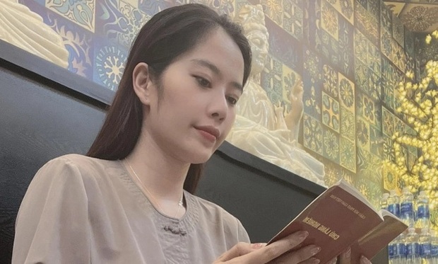 Sau khi bị phạt, Nam Em vẫn tiếp tục livestream gây ồn ào cùng bạn trai