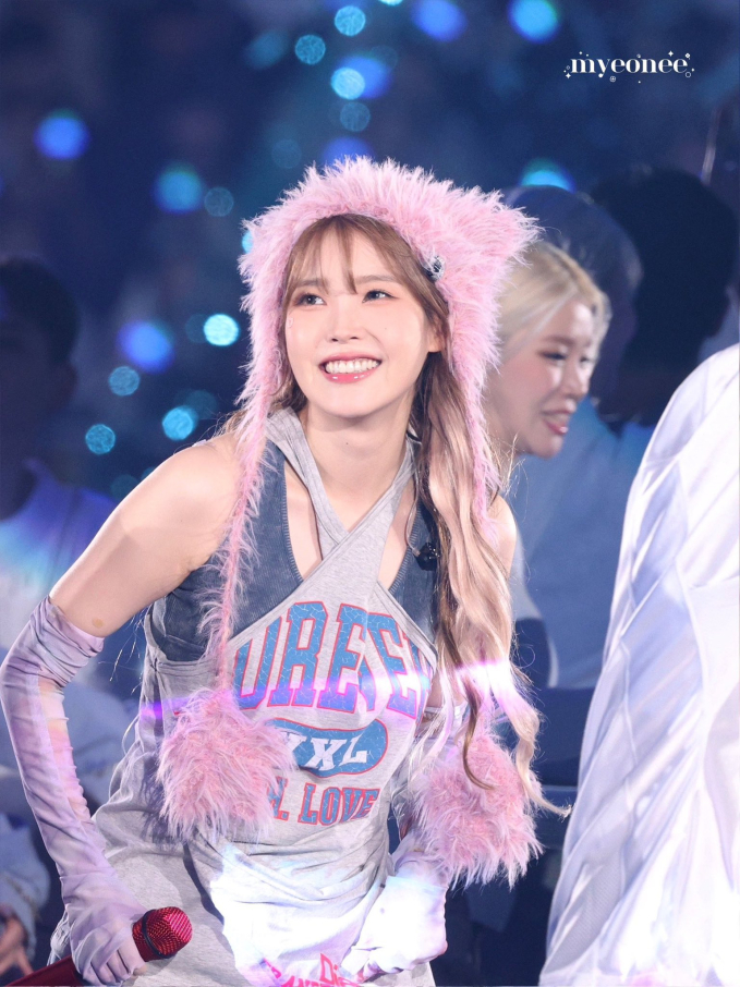 Lee Jong Suk đến ủng hộ bạn gái tại concert