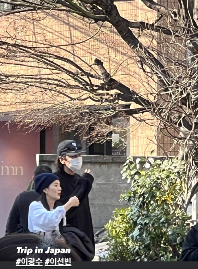 Cặp đôi đi du lịch Nhật Bản, thoải mái dạo phố bên nhau