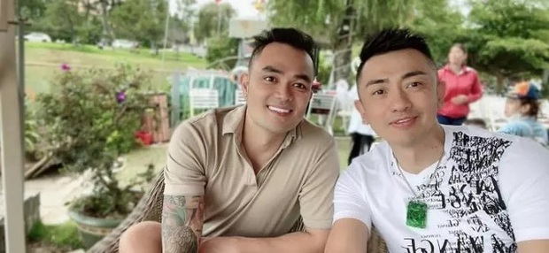 Điền Thái Toàn (áo trắng) và bạn trai