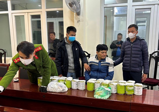 Lực lượng công an kiểm đếm tang vật thu giữ