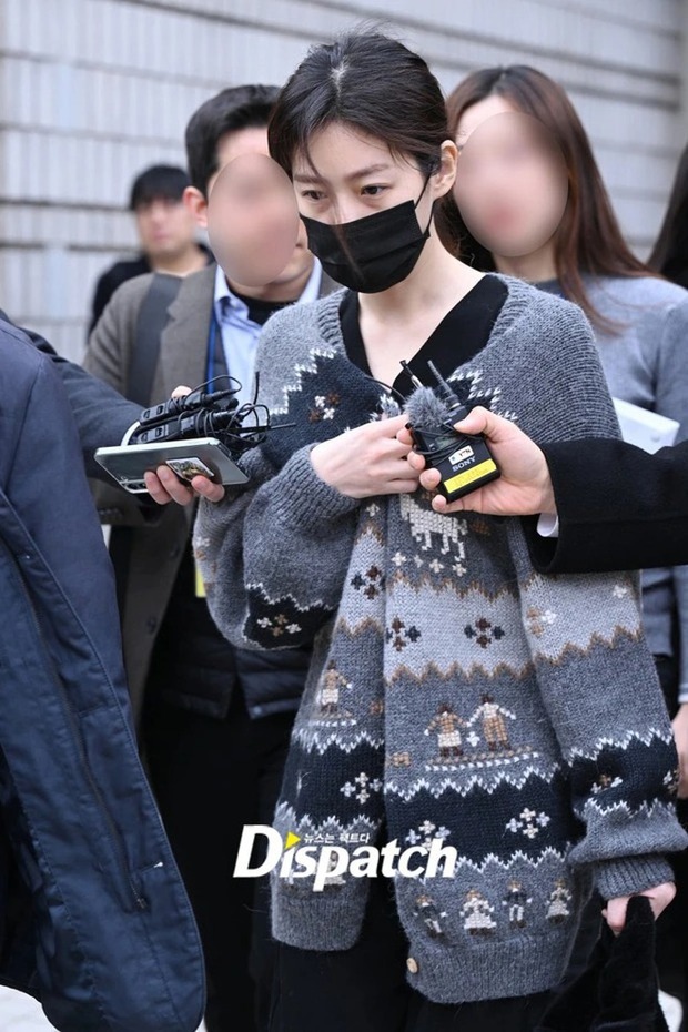 Trước đó, nữ diễn viên xuất hiện tại tòa với vẻ ngoài tiều tụy, đánh vào lòng thương của nhiều khán giả