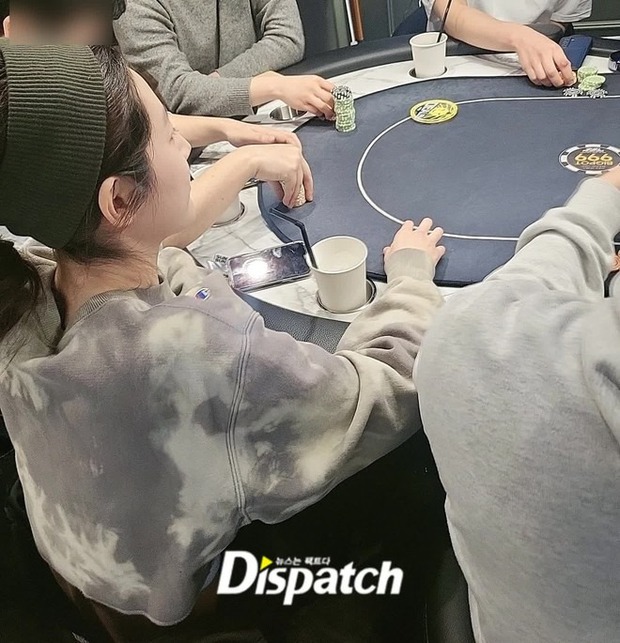 Kim Sae Ron bị bắt gặp chơi poker với bạn bè, tiệc tùng trong khoảng thời gian tự kiểm điểm