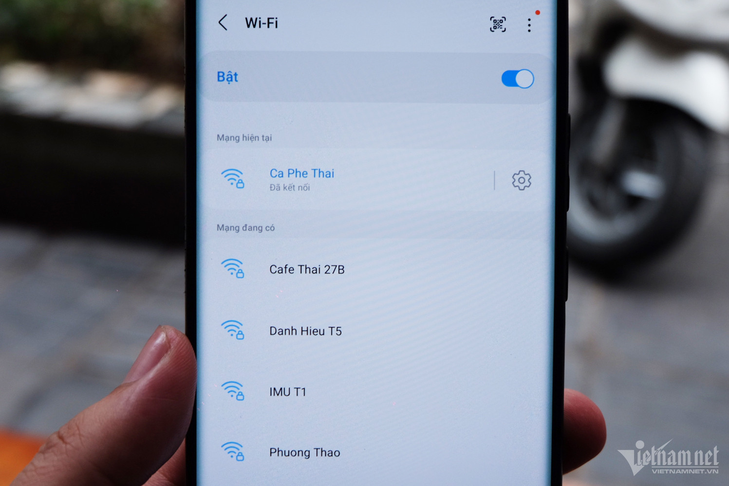 Nhiều địa điểm công cộng như các quán cà phê, nhà hàng, khách sạn thường cung cấp mạng WiFi miễn phí cho người dùng. Ảnh: Trọng Đạt