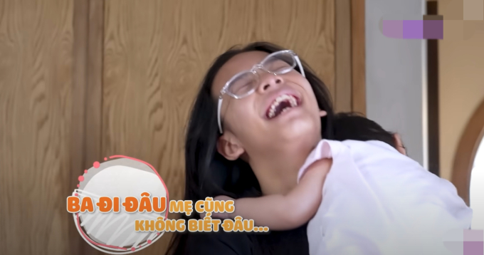 Tuệ Lâm cười ngất khi thấy bố ngơ ngác, không biết đi đâu trong tình huống này