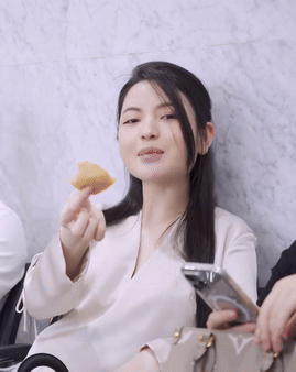 Khoảnh khắc Chu Thanh Huyền ngồi nghỉ ngơi và ăn uống lộ rõ vòng 2 lùm lùm, tướng tá cũng có sự thay đổi khác biệt