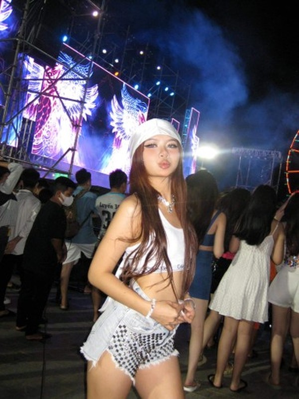 Không chỉ sở hữu mặt đẹp, dáng xinh, Xuân Ca còn ghi điểm bởi khả năng vũ đạo cực đỉnh cùng thần thái cực ngầu.