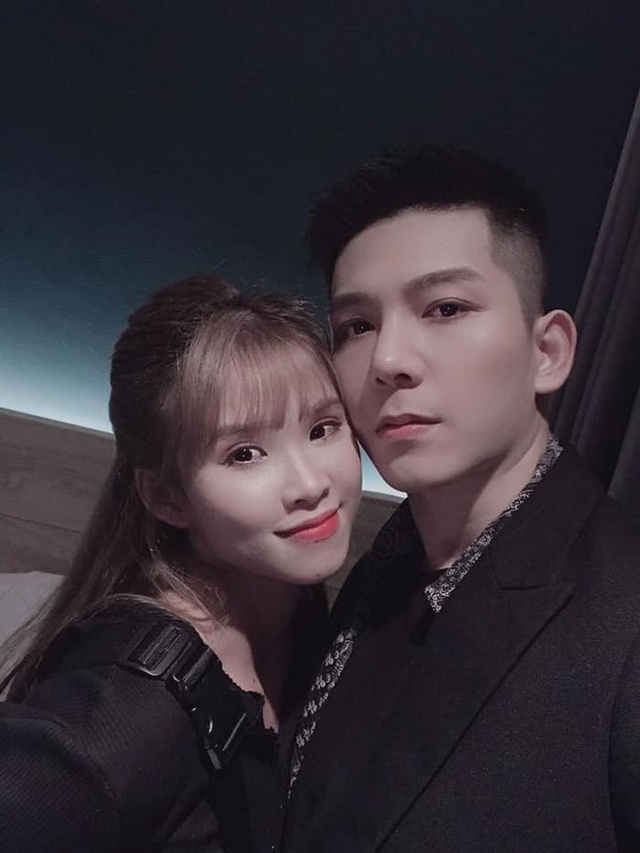 Vợ chồng nữ ca sĩ vẫn thường xuyên nhắc về nhau trên mạng xã hội