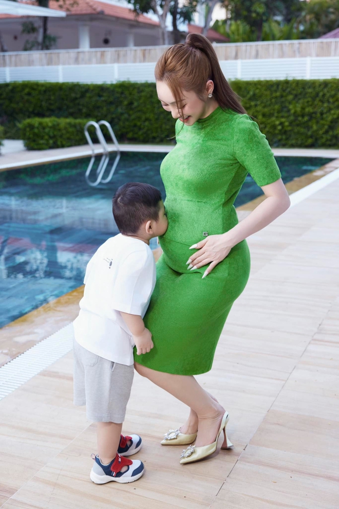 Quý tử đầu lòng của gia đình Chi Bảo cũng rất háo hức khi chuẩn bị được gọi bằng anh