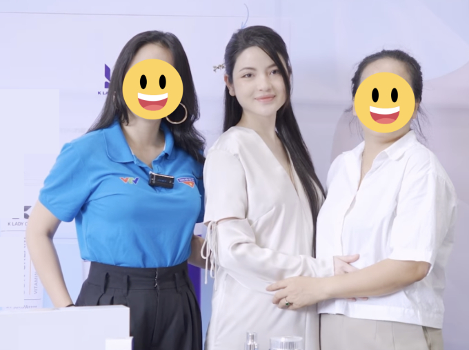 Góc nghiêng bắt trọn sự thay đổi rõ rệt về sắc vóc của Chu Thanh Huyền