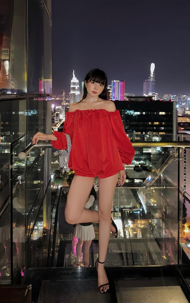 Ngọc Bích thường xuyên chọn những bộ đồ giúp tôn dáng.