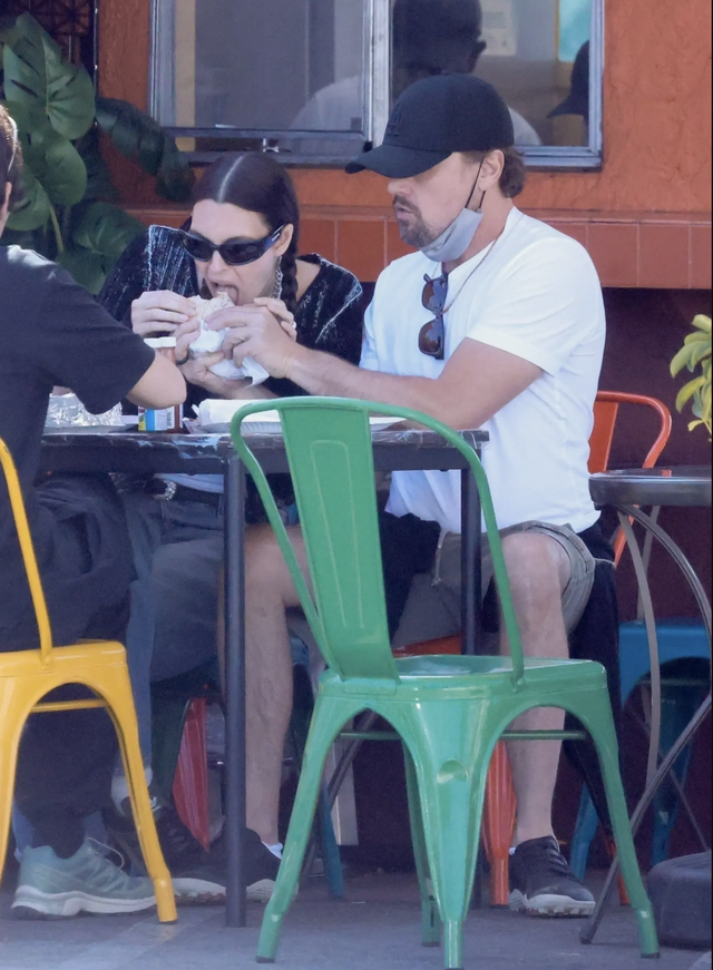 Đầu tuần qua, Leonardo DiCaprio và tình trẻ kém 24 tuổi Vittoria Ceretti được bắt gặp hẹn hò tại một nhà hàng Mexico ở Los Angeles (Mỹ). Cặp ngôi sao đều ăn mặc giản dị và cố gắng tránh ánh nhìn của những người hâm mộ cũng như cánh săn ảnh.