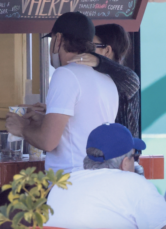 Đầu tuần qua, Leonardo DiCaprio và tình trẻ kém 24 tuổi Vittoria Ceretti được bắt gặp hẹn hò tại một nhà hàng Mexico ở Los Angeles (Mỹ). Cặp ngôi sao đều ăn mặc giản dị và cố gắng tránh ánh nhìn của những người hâm mộ cũng như cánh săn ảnh.