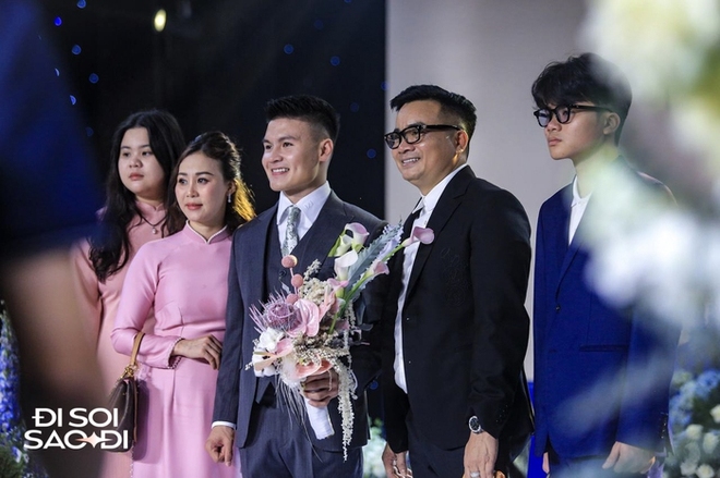 Quang Hải cùng họ hàng chụp ảnh kỷ niệm trước giờ lên đường