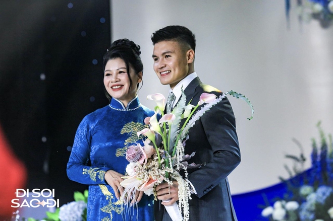 Trước khi lên xe đi đón dâu, Quang Hải được mẹ mở cửa xe cho để lấy may