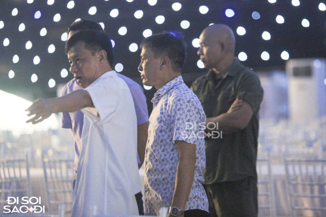 Đám cưới hôm nay đã được gia đình Quang Hải sắp xếp chu đáo. Từ sáng sớm, chú Quang Thuần - bố của Quang Hải đã tất bật chỉ đạo công tác chuẩn bị