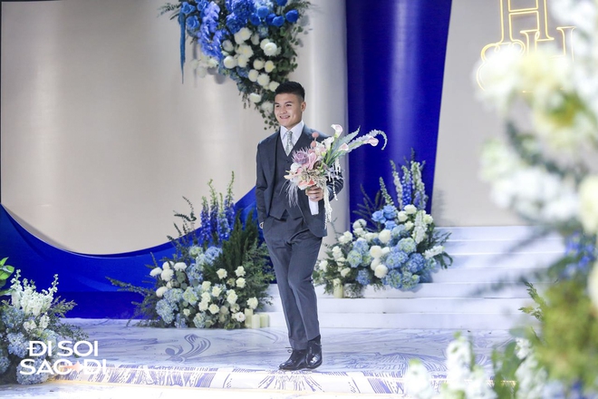 Chàng tiền vệ sinh năm 1997 nở nụ cười rạng rỡ