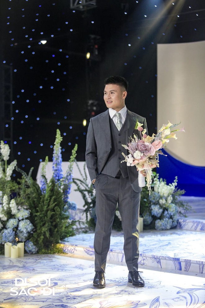 Trong rạp cưới tại quê nhà Đông Anh, Quang Hải bảnh bao ôm hoa cưới tạo dáng