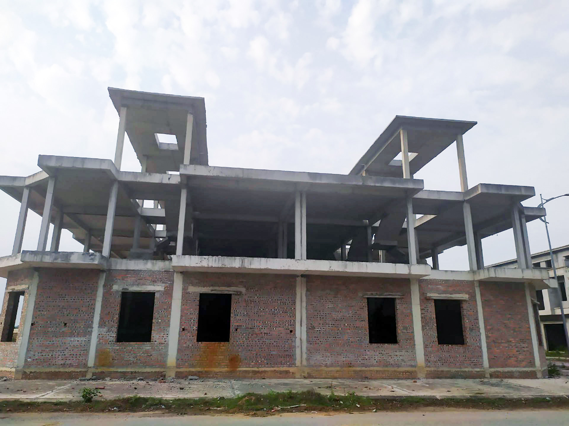 Một công trình thuộc dự án đang thi công dang dở. Ảnh: Khôi Lâm 