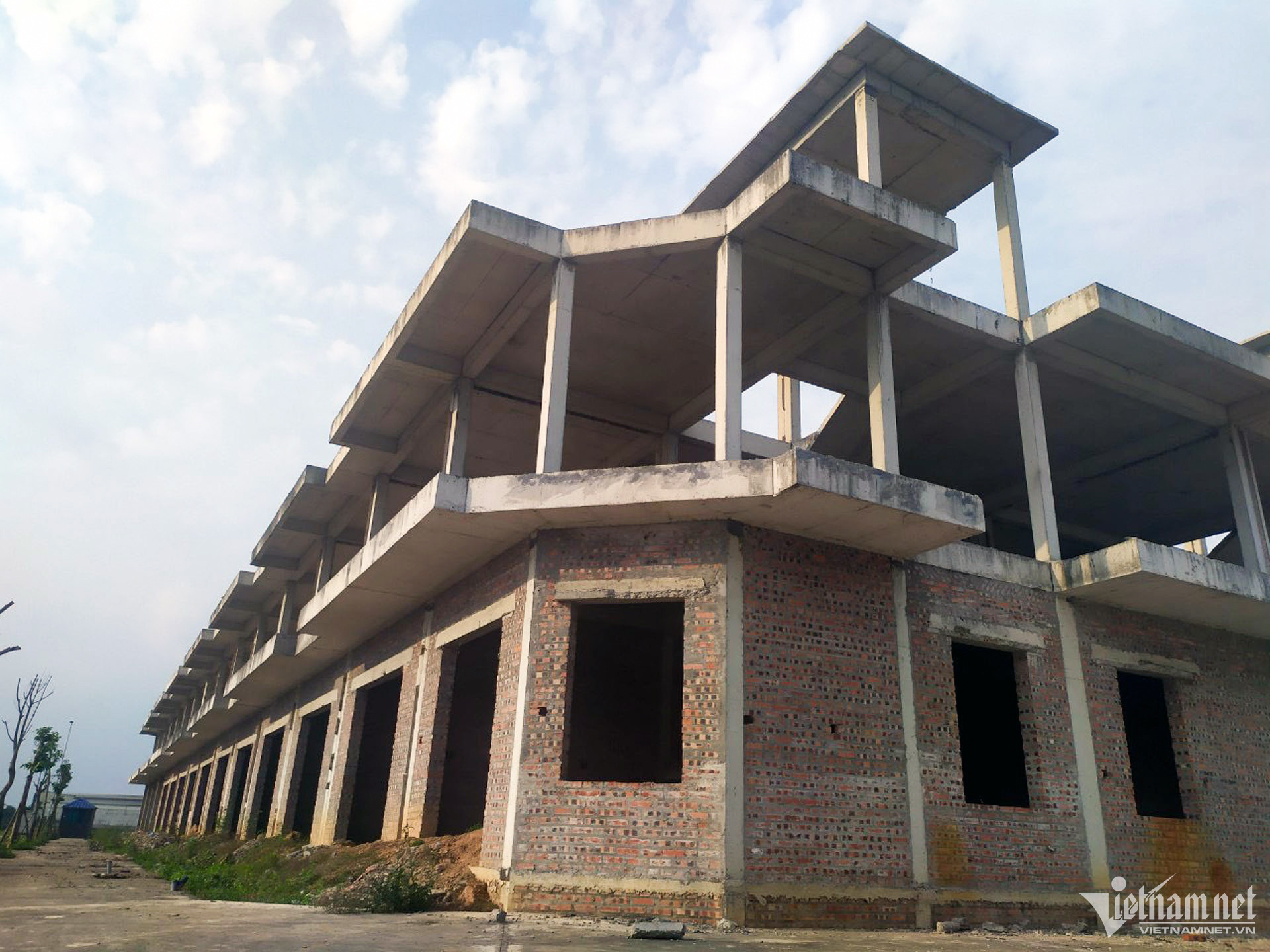 Dự án này từng có giai đoạn khiến nhiều người chú ý vì giá bán sang tay lên tới 30-60 triệu đồng/m2 (thời điểm chưa được bán, chỉ ký hợp đồng góp vốn). Đến nay, những người “trót” đầu tư vào đây đang đứng ngồi không yên. Ảnh: Khôi Lâm 