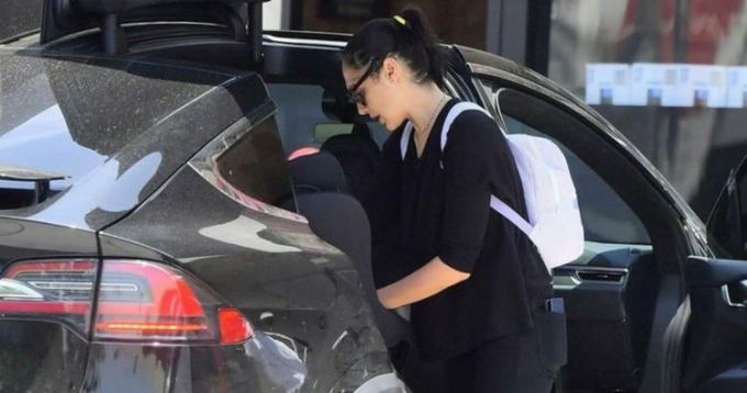 Gal Gadot cũng sở hữu nhiều siêu xe giá trị