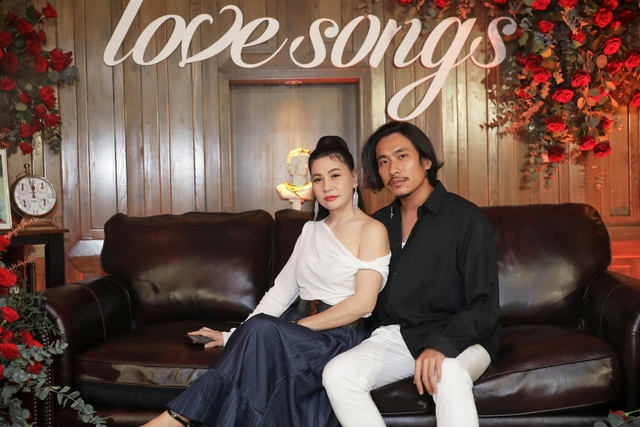 Năm 2009, Cát Phượng và Kiều Minh Tuấn chính thức hẹn hò nhưng yêu trong bí mật