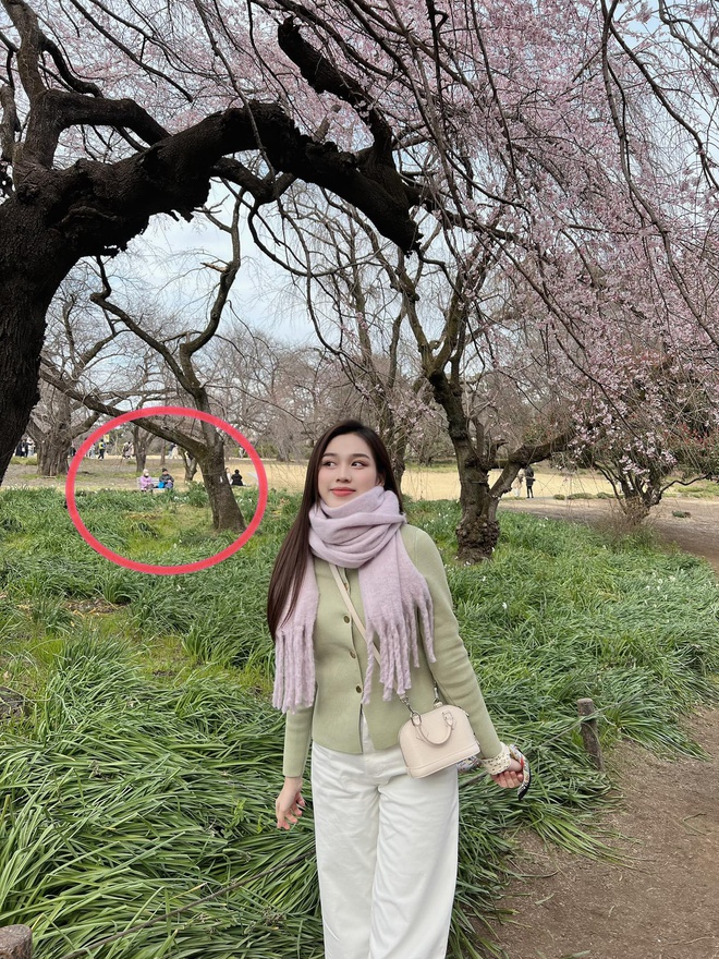 Đỗ Hà và vị thiếu gia đang vướng tin đồn hẹn hò cùng xuất hiện ở một địa điểm tại Nhật Bản. Dựa vào bối cảnh xung quanh có thể thấy họ chụp cùng 1 thời điểm