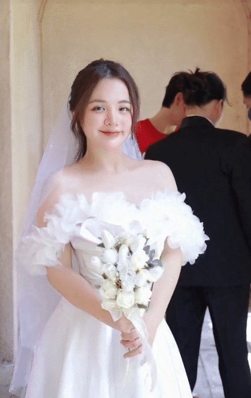 Khánh Vân đang là nhân vật được tìm kiếm nhiều nhất lúc này, ai cũng tò mò về nhan sắc cũng như danh tính của cô gái bí ẩn bên cạnh Phạm Thoại.