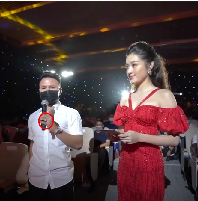 Quang Hải đeo chiếc nhẫn của thương hiệu Cartier trị giá khoảng 525 triệu đồng, trong sự kiện bốc thăm vòng loại thứ 3 của giải World Cup.