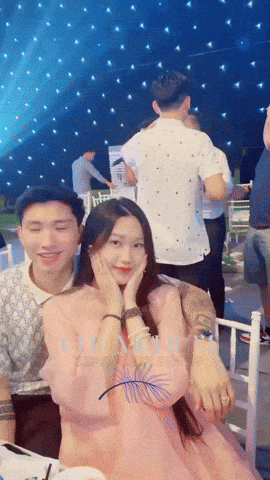 Văn Hậu tình cảm ôm vợ bầu (Nguồn: Chum Chum)