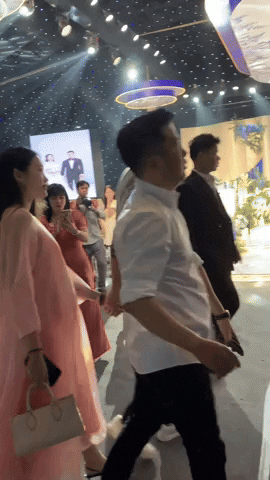 Đoàn Văn Hậu tập tễnh nắm tay vợ bầu đi ăn cưới Quang Hải (Ảnh: Thanh Xuân)