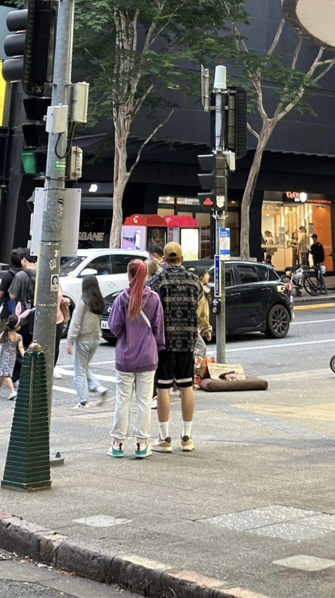 Khởi My đăng ảnh đi chơi cùng ông xã và đính kèm dòng trạng thái 