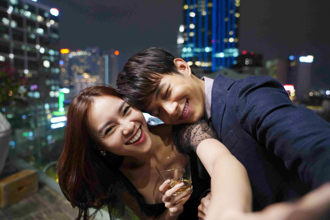 Ảnh Lan Ngọc chụp cùng đàn ông mặc suit bị che mặt đó là Anh Tú. Đây là hình ảnh khi cả hai đóng chung phim Cua Lại Vợ Bầu