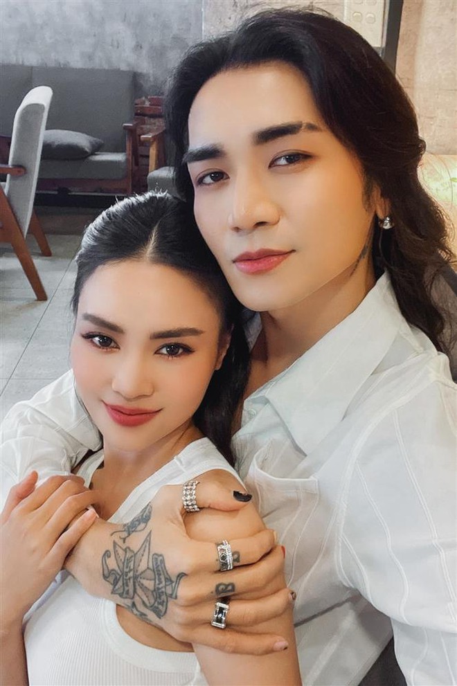 Lan Ngọc khẳng định vẫn đang độc thân. Bên cạnh đó, netizen soi hình ảnh Lan Ngọc chụp người có hình xăm trên tay không ai khác là BB Trần