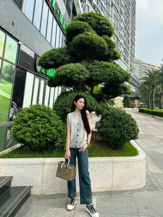 Nàng WAGS cũng thường xuyên diện hàng hiệu đắt đỏ.