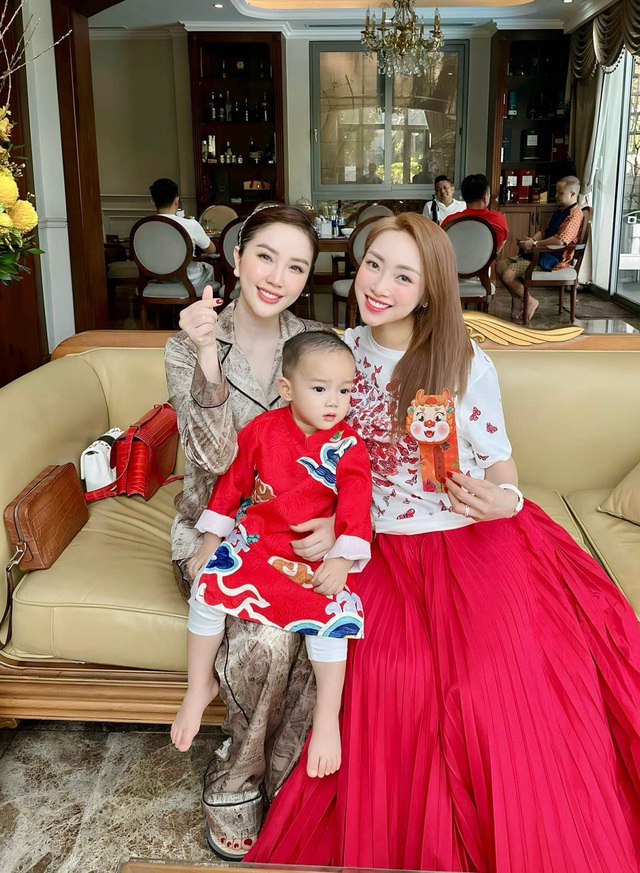 Bảo Thy, Hoa hậu Hà Kiều Anh, Lý Thuỳ Chang và doanh nhân Anh Thơ có mối quan hệ thân thiết