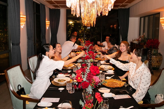 Tham gia bữa tiệc này, ông xã của dàn người đẹp Vbiz cũng có mặt như diễn viên Chi Bảo, Bình Minh, ông xã Bảo Thy - doanh nhân Phan Lĩnh
