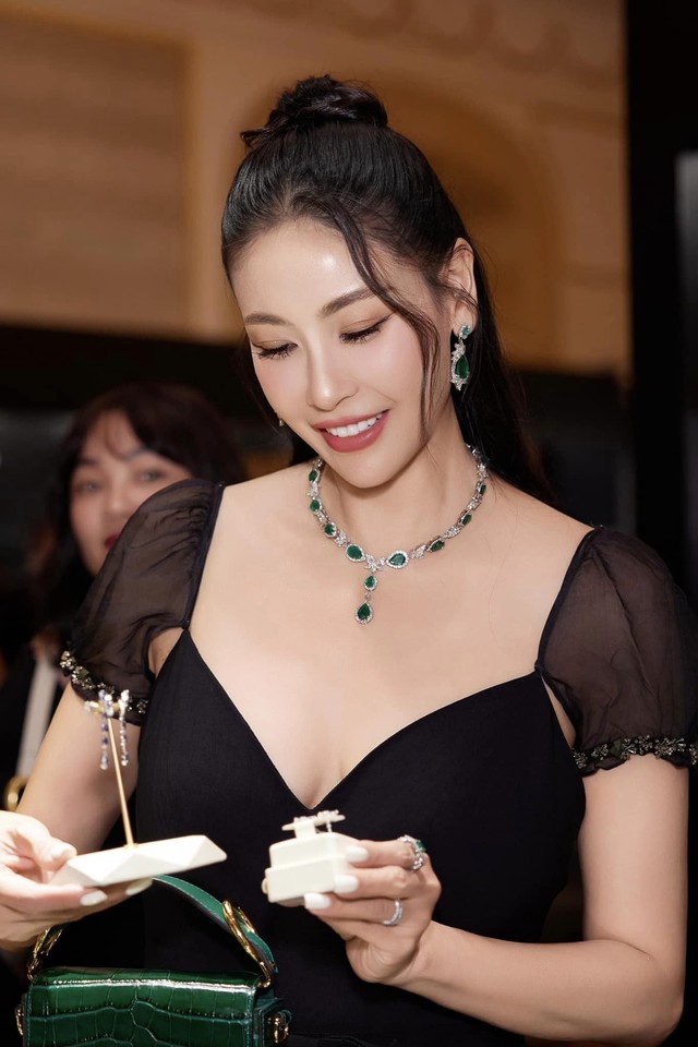 Hoa hậu Hà Kiều Anh hiện có cuộc sống hạnh phúc bên doanh nhân Huỳnh Trung Nam - đại gia trong lĩnh vực bất động sản và thương mại. Nàng hậu sinh năm 1975 còn được biết đến là nữ doanh nhân, nhà đầu tư bất động sản