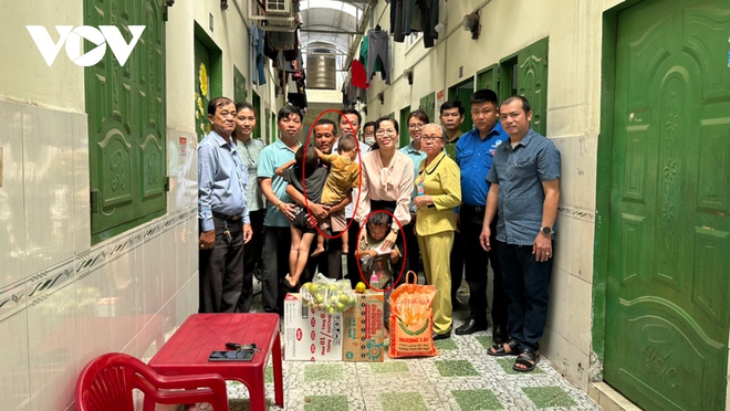 Lãnh đạo UBND phường Thuận Giao đến nhà trọ tặng nhu yếu phẩm cho ông Nam và các con. Ảnh ĐC.