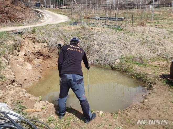 Cảnh sát đến điều tra hiện trường vụ tai nạn