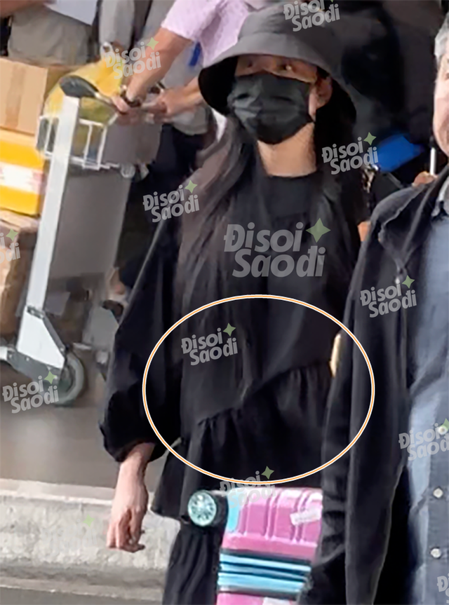 Vòng 2 của Hoàng Thùy Linh đã lùm lùm phía sau chiếc váy rộng