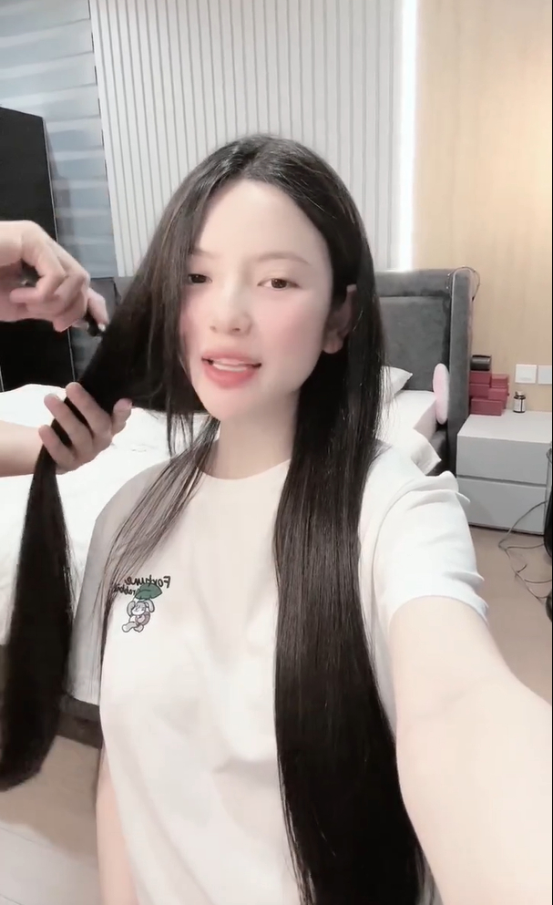 Quang Hải chải tóc cho vợ (Ảnh: FBNV)