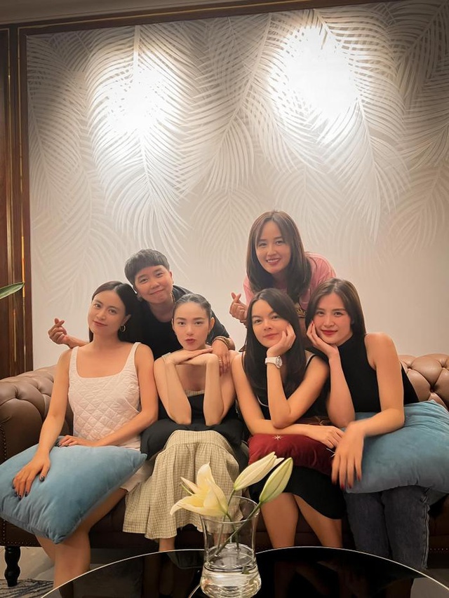 Trước đó, Hoàng Thuỳ Linh rất thường xuyên tham gia những hoạt động gặp gỡ bạn bè nên sự vắng mặt liên tục của cô cũng gây tò mò