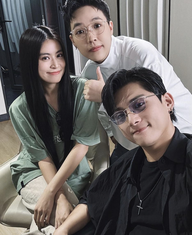 Thời điểm này, nữ ca sĩ mặc áo rộng, dùng tay che khéo vòng 2